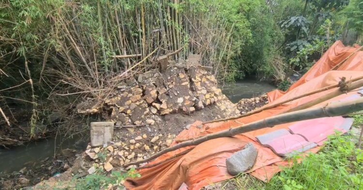 Talud Sungai Brantas di Kota Blitar Ambrol, Mushola dan Rumah Warga Terancam Longsor