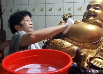 Tradisi Penyucian Patung Dewa-Dewi di Klenteng Tjoe Hwie Kiong Sambut Imlek 2025