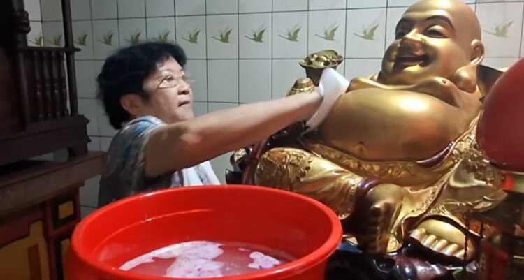 Tradisi Penyucian Patung Dewa-Dewi di Klenteng Tjoe Hwie Kiong Sambut Imlek 2025