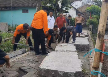 Tembok Tanggul Penghalang Arus Sungai Roboh, Warga Bersama BPBD Gotong Royong Bersihkan