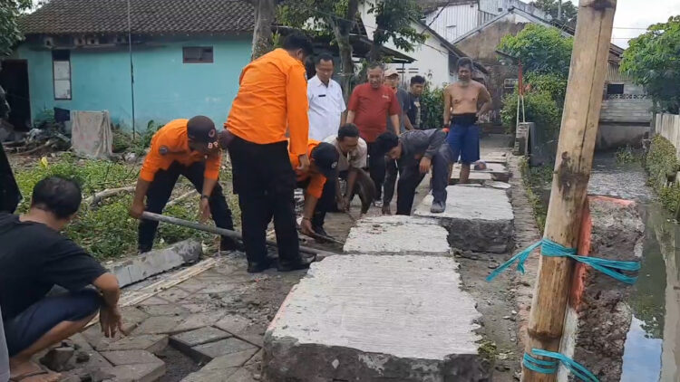 Tembok Tanggul Penghalang Arus Sungai Roboh, Warga Bersama BPBD Gotong Royong Bersihkan