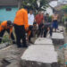 Tembok Tanggul Penghalang Arus Sungai Roboh, Warga Bersama BPBD Gotong Royong Bersihkan