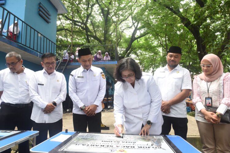 Resmikan Pojok Baca Digital, Pj Wali Kota Kediri : Sambil Santai Nikmati Suasana Taman Sekaligus Tambah Pengetahuan