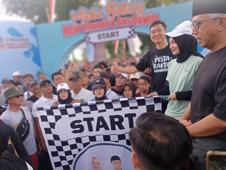 Membludak! Ribuan Peserta Ikuti Mlaku Bareng Mbak Vinanda – Gus Qowim Berhadiah Umrah