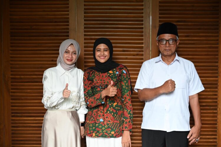Mbak Vinanda – Gus Qowim Silaturahmi ke Rumah Bunda Fey