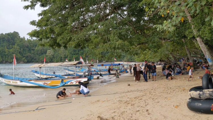 Ribuan Wisatawan Serbu Pesisir Pantai Selatan Trenggalek