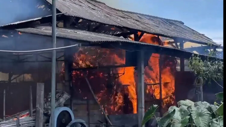 Kebakaran Hanguskan Tempat Produksi Gula Merah di Tulungagung, Kerugian Capai 100 Juta Rupiah