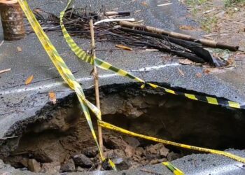 Lubang Besar di Jalan Utama Antar Kecamatan di Trenggalek Ganggu Akses Warga