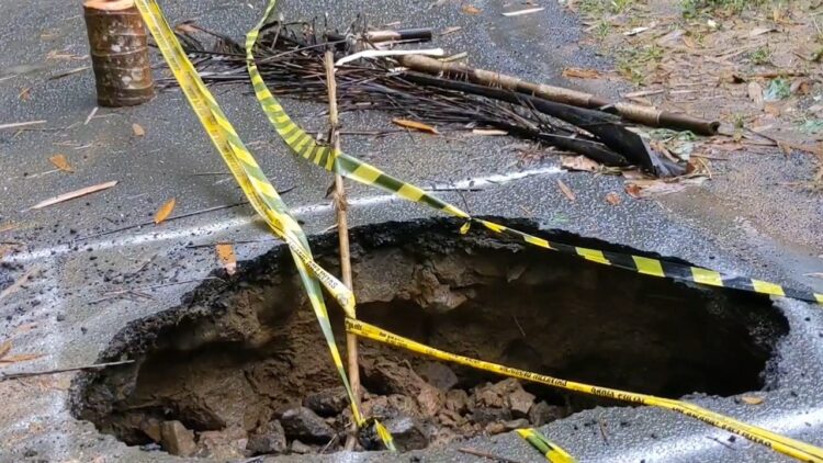 Lubang Besar di Jalan Utama Antar Kecamatan di Trenggalek Ganggu Akses Warga