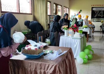 Keseruan Lomba Hias Kue Emak-Emak di MI Al Falah Kediri