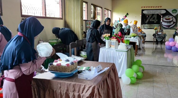 Keseruan Lomba Hias Kue Emak-Emak di MI Al Falah Kediri