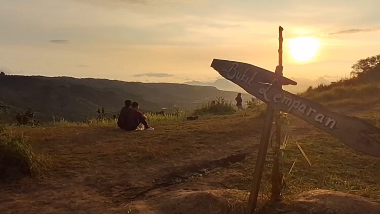 Bukit Lemparan, Destinasi Wisata Viral di Tulungagung yang Menawarkan Pemandangan Memukau