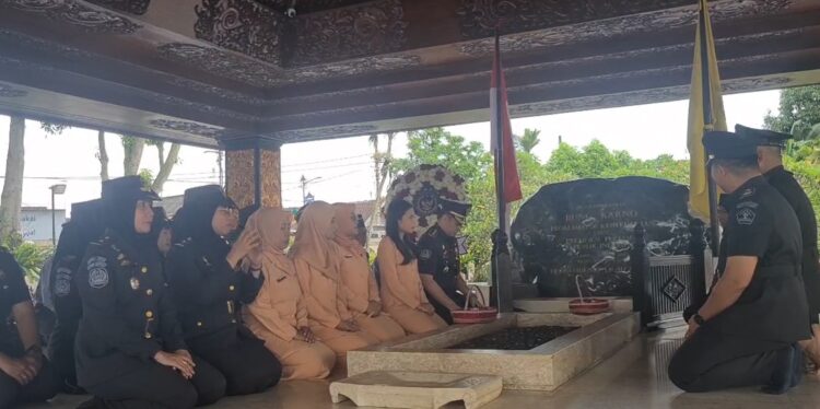 Kantor Imigrasi Kelas II Non TPI Blitar Gelar Upacara Penghormatan di Makam Bung Karno