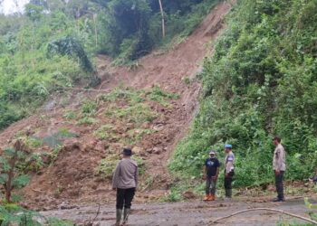 Tanah Longsor Menutup Akses Jalan Selingkar Waduk Wonorejo Tulungagung