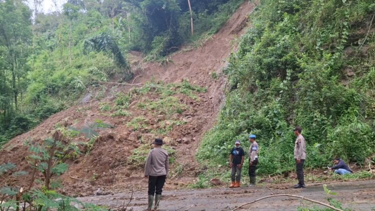 Tanah Longsor Menutup Akses Jalan Selingkar Waduk Wonorejo Tulungagung