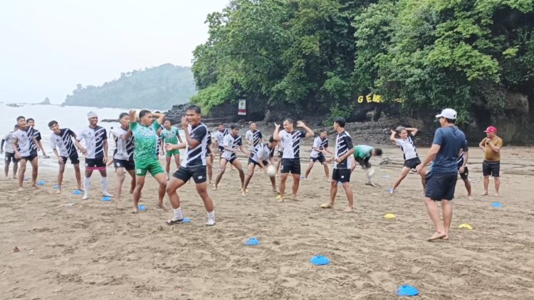 Inter Kediri Gelar Training Center di Pantai Gemah Menjelang Laga 16 Besar Liga 4