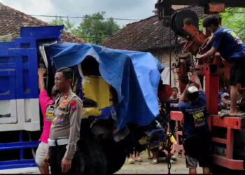 Laka Truk Vs Truk, Proses Evakuasi Sopir Truk Berlangsung Dramatis