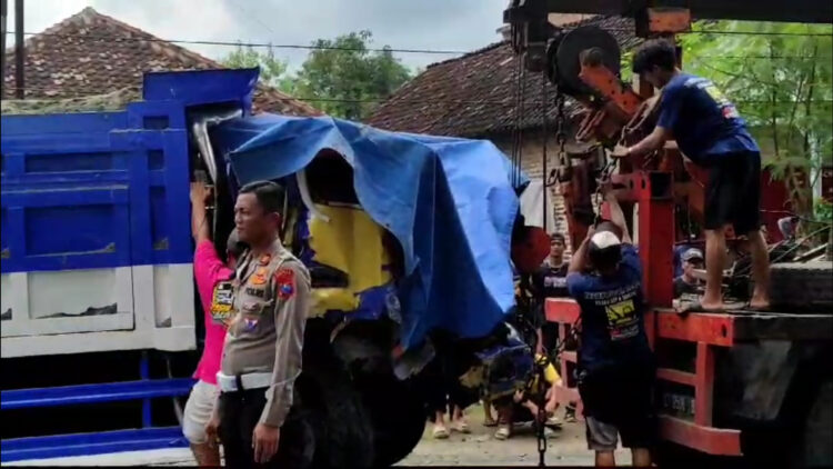 Laka Truk Vs Truk, Proses Evakuasi Sopir Truk Berlangsung Dramatis