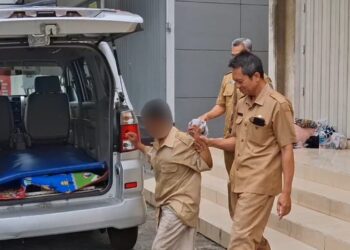 Petugas Dinkes Tulungagung Evakuasi Ibu dan Anak ODGJ yang Terlantar di Jalan Teuku Umar