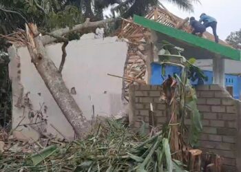 Bangunan Sekolah TK Di Kecamatan Garum Rusak Parah Akibat Pohon Tumbang