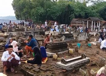 Jelang Ramadhan 2025 Warga Trenggalek Gelar Tradisi Nyekar Bareng