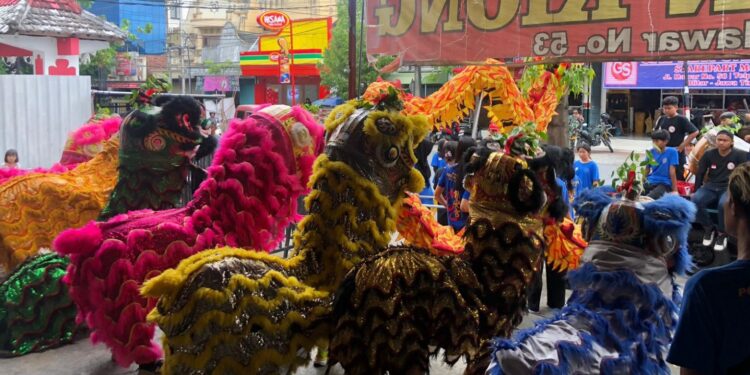 Tujuh Barongsai dan Satu Liong Meriahkan Perayaan Cap Go Meh di Kota Blitar