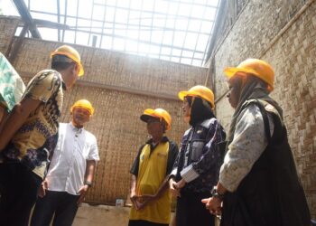 Wali Kota Kediri Tinjau Bedah Rumah Rusmiati di Kelurahan Burengan