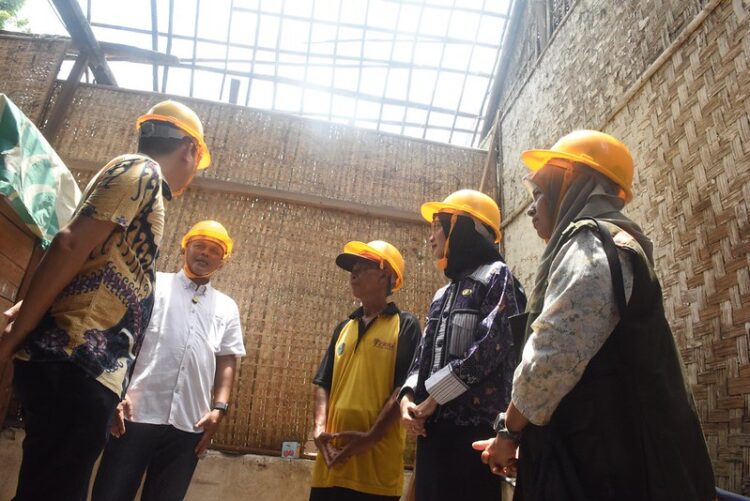 Wali Kota Kediri Tinjau Bedah Rumah Rusmiati di Kelurahan Burengan