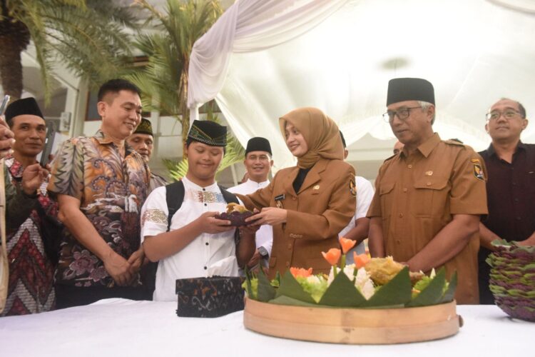 Tidak Ada Sekat, Wali Kota Kediri dan Wakil Wali Kota Kediri Buka Bersama Dengan Ribuan Masyarakat