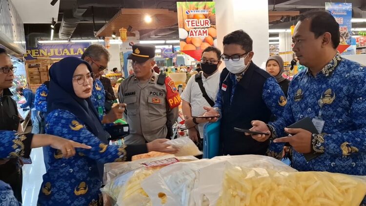 Pemkot Kediri Sidak Parcel di Toko dan Swalayan, Temukan Produk Minuman Expired