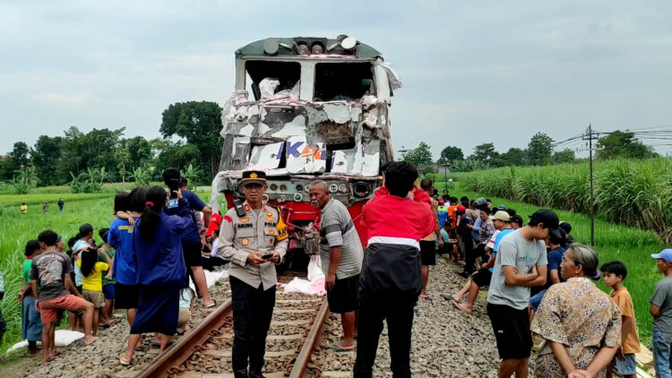 Tabrakan Truk dengan Kereta Api di Perlintasan Tanpa Palang Pintu di Desa Seketi, Kediri