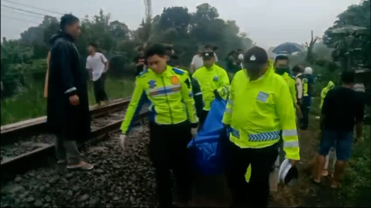 Mobil Tertabrak Kereta Api Di Blitar, Penumpang Meninggal 