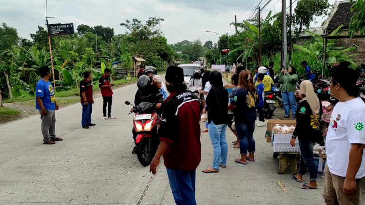 Puluhan Sopir PSJN Kediri Raya Gelar Aksi Bagi Takjil dan Himbau Pengendara Berhati-hati di Jalan