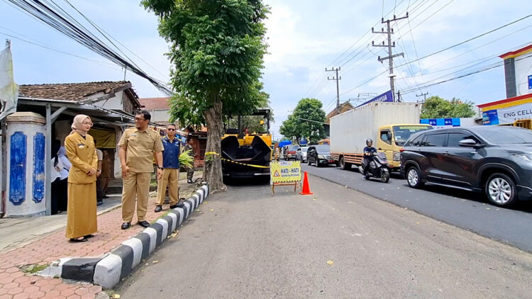 Wali Kota Kediri Vinanda Prameswati Tinjau Perbaikan Jalan Menjelang Lebaran