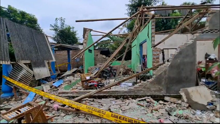 Ledakan Petasan Hancurkan Rumah, Seorang Pria Alami Luka Bakar Serius di Kediri