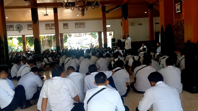 Pemerintah Tunda Pengangkatan, Ratusan Tenaga Honorer Datangi Pendapa Trenggalek