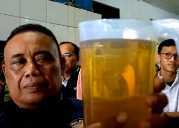 Satreskrim Polres Trenggalek Periksa Takaran Minyak Kita di Distributor