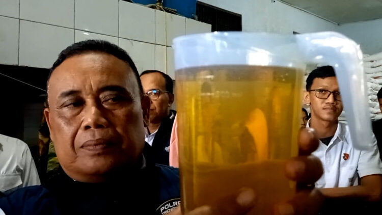 Satreskrim Polres Trenggalek Periksa Takaran Minyak Kita di Distributor