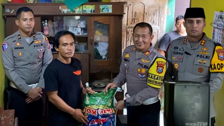 Polres Blitar Kota Berikan Bantuan Kepada Keluarga Korban Kecelakaan Lalu Lintas