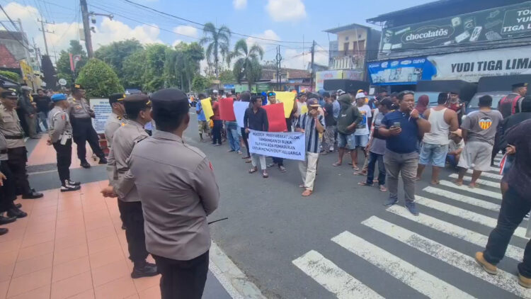 Aksi Massa Geruduk Mapolres Blitar Kota, Kapolresta Tolak Pembukaan Pasir Ilegal
