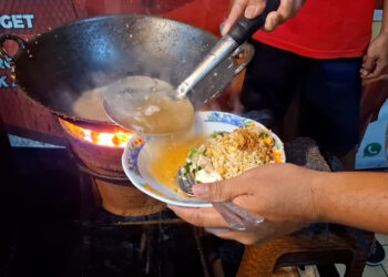 Warung Nasi Goreng Bang Tommy Jadi Favorit Saat Ramadan dengan Nasi Goreng Kuahnya