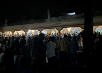 Jemaah Pondok Pesantren Mamba’ul Hikam Penuhi Masjid untuk Sholat Tarawih dengan Durasinya yang Cepat