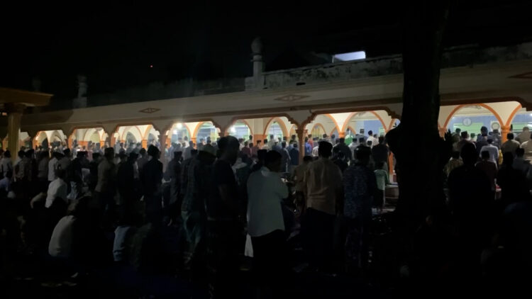 Jemaah Pondok Pesantren Mamba’ul Hikam Penuhi Masjid untuk Sholat Tarawih dengan Durasinya yang Cepat