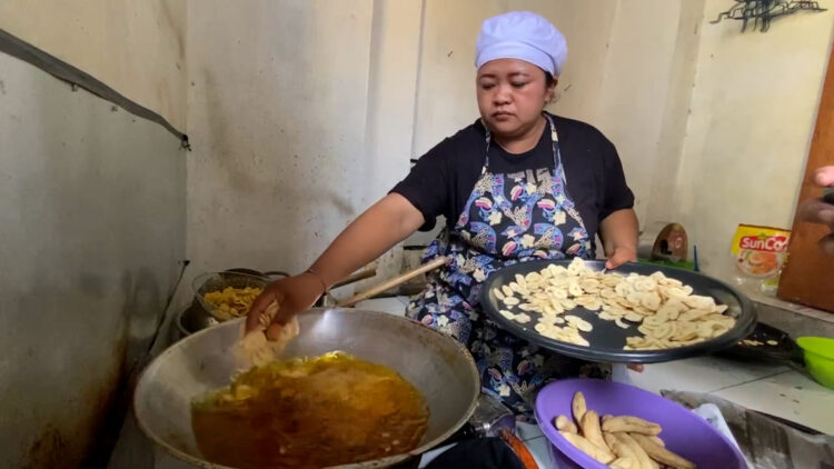 Reni Setyawarni Sukses Kembangkan Usaha Keripik Pisang, Berdayakan Enam Warga Sekitar