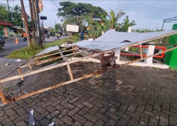 Hujan Bercampur Angin Puting Beliung Rusak Rumah dan Sekolah di Desa Lengkong Nganjuk