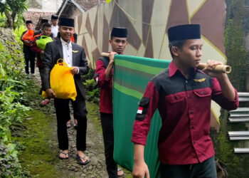 Santri Pondok Modern Ar Rohmah Malang Bagikan Sembako di Lereng Pegunungan Wilis