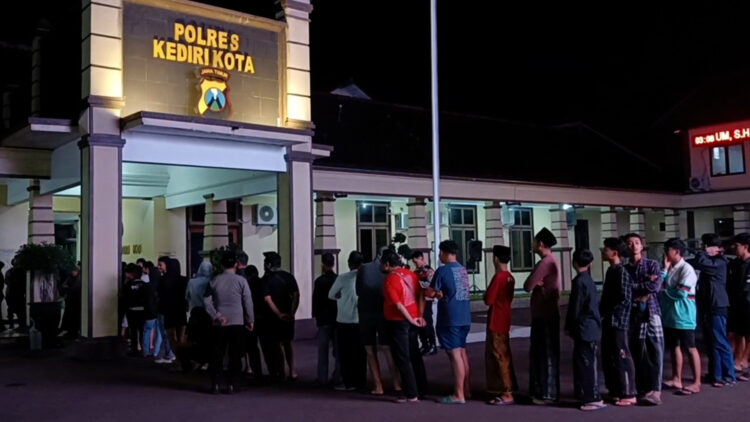 Ratusan Warga Memadati Polres Kediri Kota Untuk Sahur Bareng Gratis Selama Ramadan
