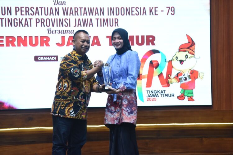 Mbak Wali Raih Penghargaan Tokoh Muda Pemberdaya Masyarakat