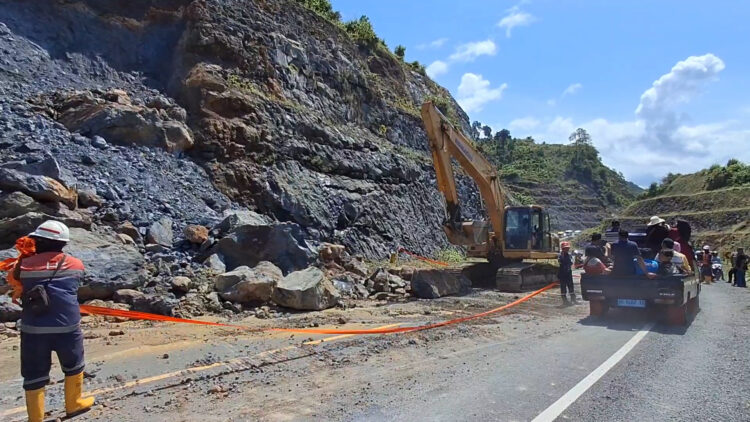 Tebing Batu Longsor Tutup Jalur Pansela Tulungagung-Trenggalek