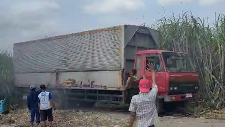 Truk Pengangkut Air Mineral Terperosok di Persawahan, Diduga Akibat Mengikuti Arah Google Maps